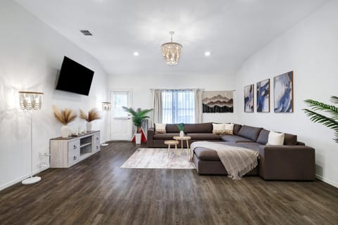 Hot Tub Getaway Game Room Office Yard BBQ WiFi House in San Antonio