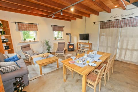 TV and multimedia, Living room, Seating area, Dining area
