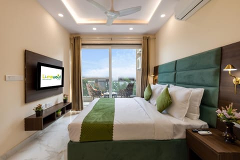 Bed, TV and multimedia, Living room, Photo of the whole room, Seating area, Bedroom