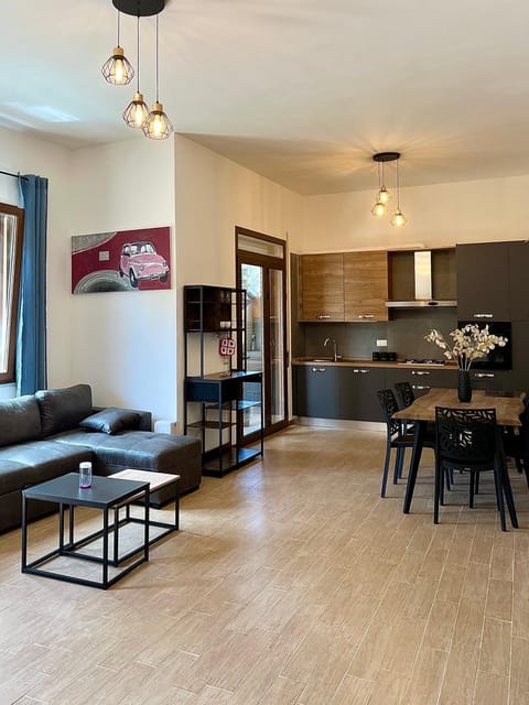 Kitchen or kitchenette, Living room, Seating area, Dining area