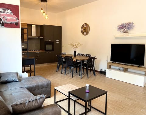 TV and multimedia, Kitchen or kitchenette, Living room, Seating area, Dining area, oven