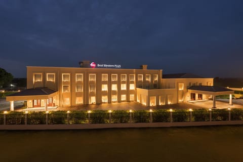 Property building, Restaurant/places to eat, Night, Swimming pool, Breakfast