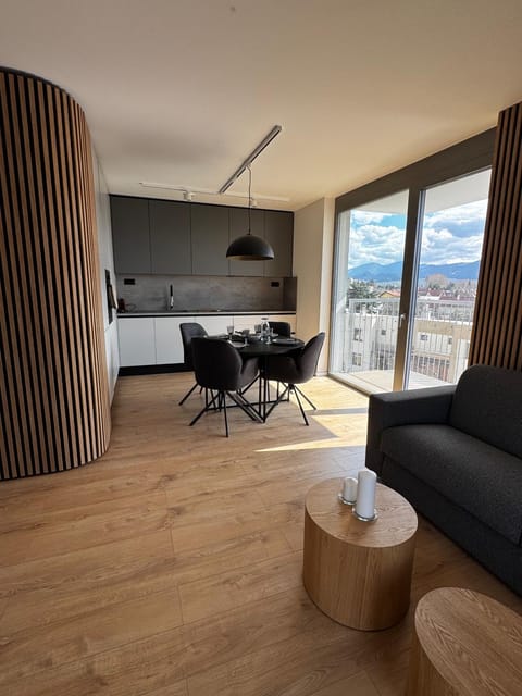 Kitchen or kitchenette, Living room, Seating area, Dining area