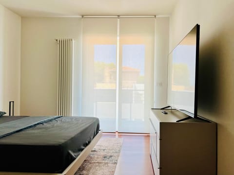 Bed, TV and multimedia, Bedroom