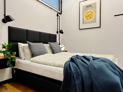 Bed, Photo of the whole room, Seating area, Bedroom