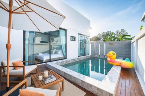 Property building, Patio, Communal lounge/ TV room, Bed, Day, Hot Tub, Evening entertainment, Bedroom, Pool view, Pool view, Swimming pool, Swimming pool, Swimming pool, sunbed