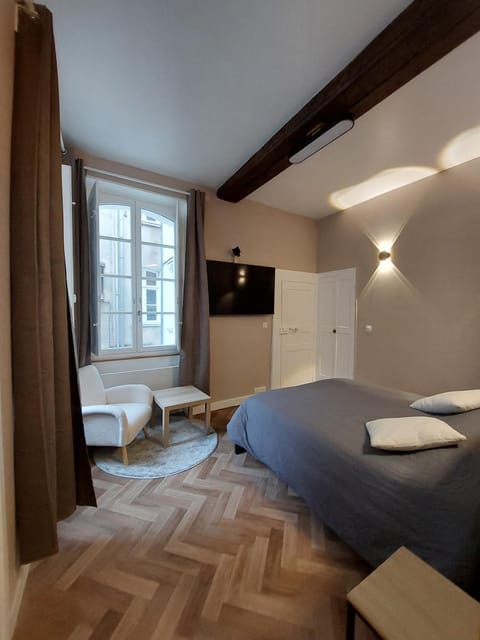 Bed, TV and multimedia, wardrobe