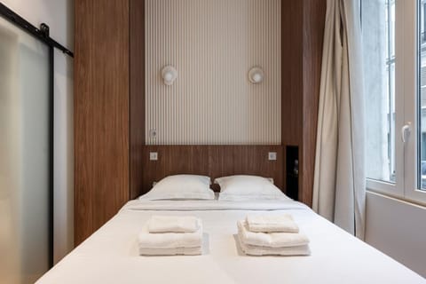 Bed, Photo of the whole room, Bedroom, towels