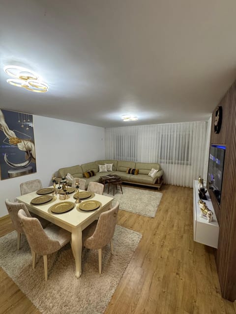 TV and multimedia, Living room, Seating area, Dining area