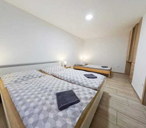 Bed, Bedroom, towels