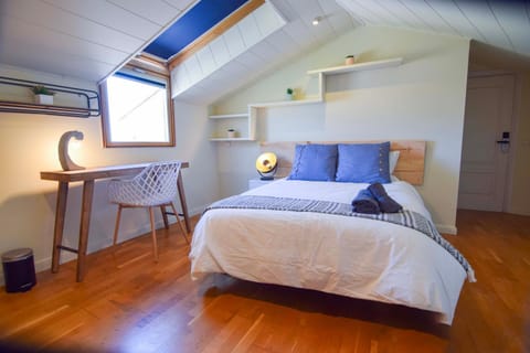 Photo of the whole room, Seating area, Bedroom