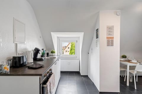 Coffee/tea facilities, Kitchen or kitchenette, oven, stove, toaster