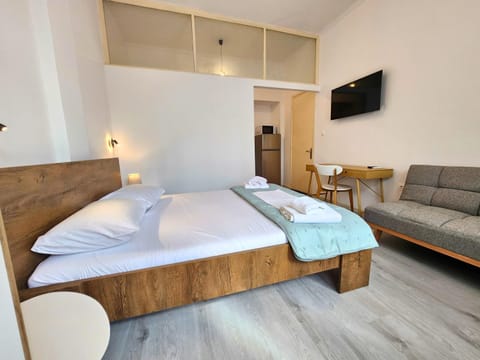 Bed, TV and multimedia, Living room, Photo of the whole room, Evening entertainment, Bedroom, towels