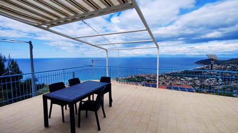 View (from property/room), Balcony/Terrace, Dining area, Sea view