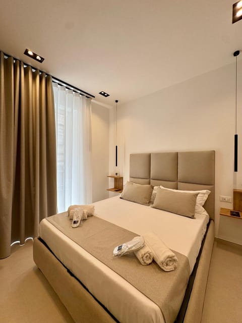 Bed, Photo of the whole room, Seating area, Bedroom, towels