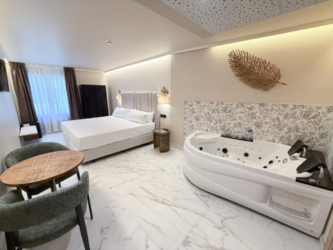 Hot Tub, Photo of the whole room
