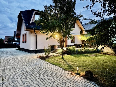 Property building, Garden, Garden, Balcony/Terrace, Garden view