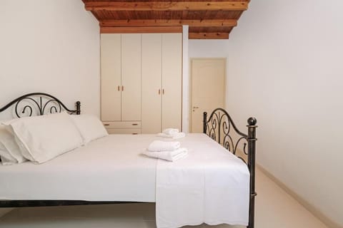 Bed, Photo of the whole room, Bedroom, towels, wardrobe