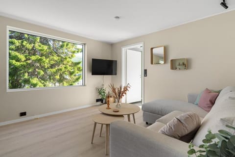 Communal lounge/ TV room, TV and multimedia, Living room, Seating area, Evening entertainment