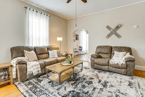 Dog-Friendly Home with Yard, 6 Mi to Louisville! House in New Albany