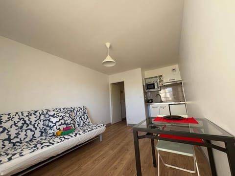 Kitchen or kitchenette, Photo of the whole room, Dining area, stove