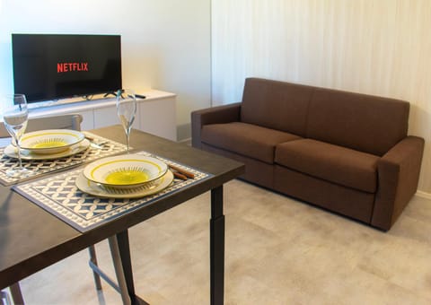 TV and multimedia, Living room, Food and drinks, Seating area, Dining area, Food