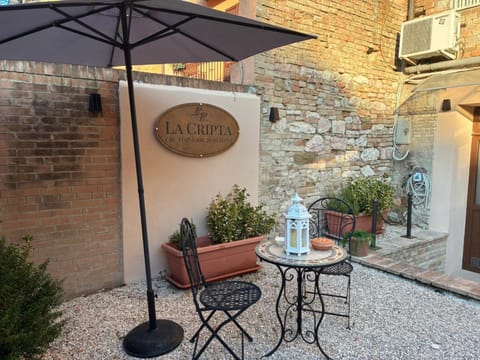 Property building, Patio, Facade/entrance, Day, Dining area