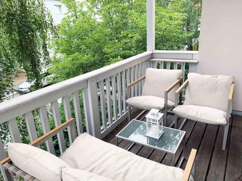 Day, View (from property/room), Balcony/Terrace, Seating area, Dining area, Garden view