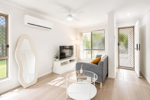 TV and multimedia, Living room, Photo of the whole room, Seating area, air conditioner
