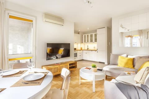 TV and multimedia, Kitchen or kitchenette, Living room, Seating area, Dining area, air conditioner