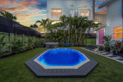 The Pink Palm Little Havana Pool & Hot Tub House in Miami