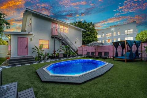 The Pink Palm Little Havana Pool & Hot Tub House in Miami