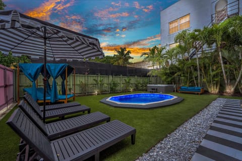 The Pink Palm Little Havana Pool & Hot Tub House in Miami