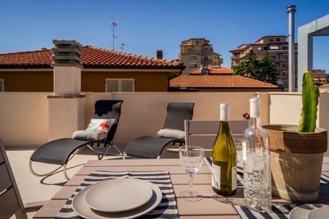 Day, View (from property/room), Balcony/Terrace, Living room, Seating area, Dining area