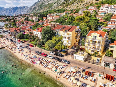 Property building, Nearby landmark, Day, People, Neighbourhood, Natural landscape, Bird's eye view, Beach, Beach, City view, Mountain view, Sea view, Street view, Location, Parking