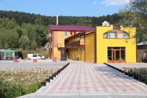Facade/entrance