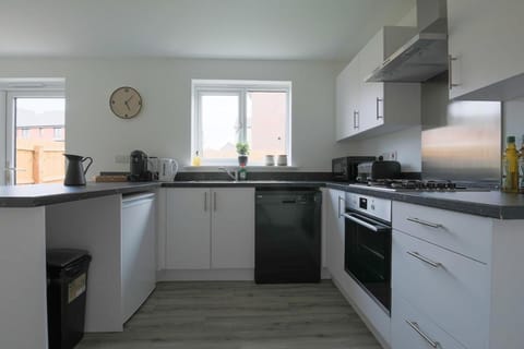 The Haven – Modern 4-Bed Home with Garden Bed and Breakfast in Cardiff