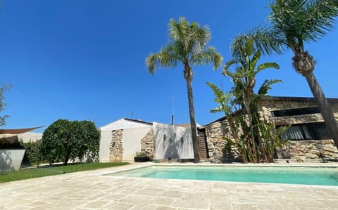 Property building, Day, Pool view, Swimming pool, Swimming pool