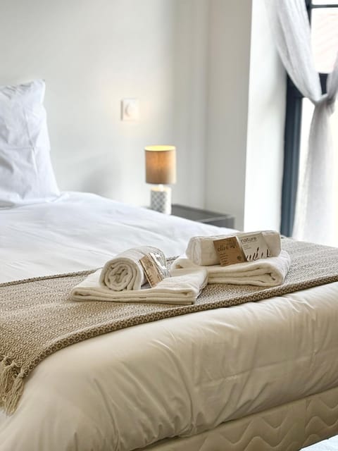 Bed, Bedroom, towels