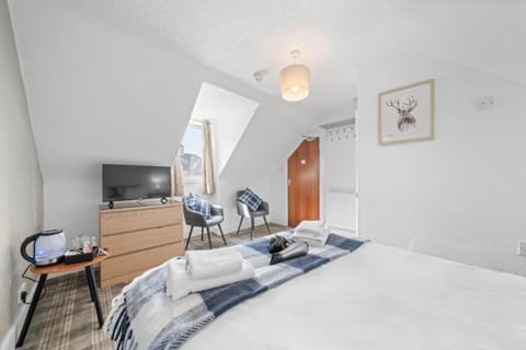 Bed, TV and multimedia, Coffee/tea facilities, hair dryier, towels