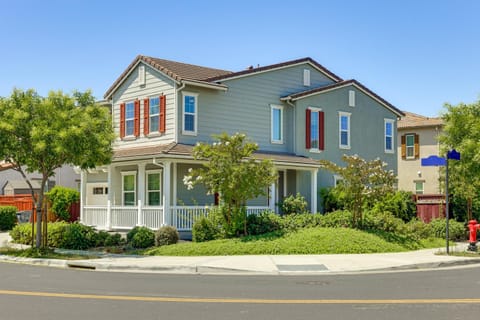 Walk to Parks Mountain House Retreat with Patio! House in Tracy