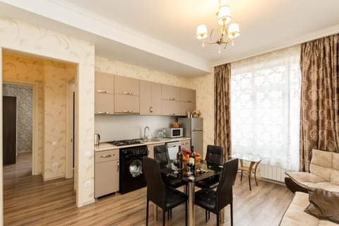 Kitchen or kitchenette, Living room, Seating area, Dining area, minibar, oven, stove, toaster