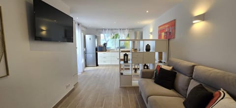 TV and multimedia, Kitchen or kitchenette, Living room