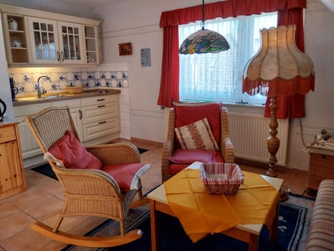 Kitchen or kitchenette, Seating area