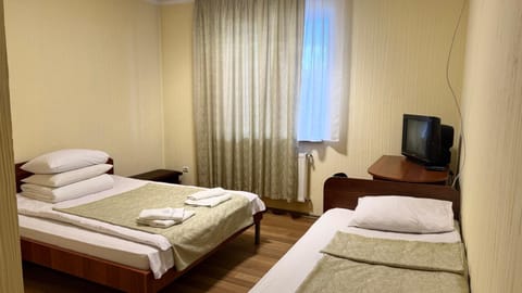 Bed, TV and multimedia, Photo of the whole room, Bedroom, towels