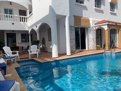 Day, Pool view