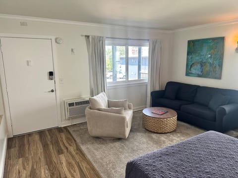 Nashville Studio wpool - Hip Melrose - 8th Ave House in Berry Hill