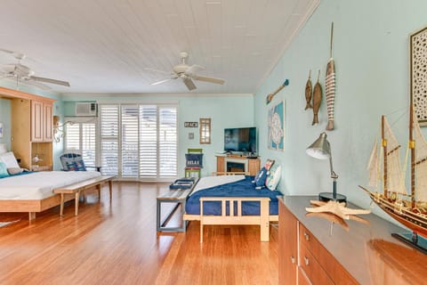 Walk to Indian Shores Beach and Pool Sunny Condo Apartment in Redington Shores