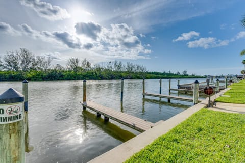 Walk to Indian Shores Beach and Pool Sunny Condo Apartment in Redington Shores