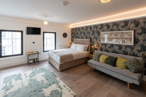 Bed, TV and multimedia, Photo of the whole room, Bedroom